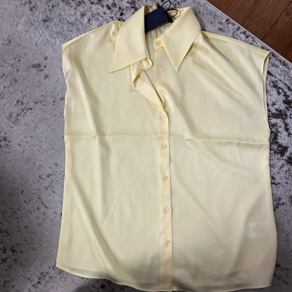 New๐Elegant Yellow short sleeve button front blouse - Picture 6 of 8
